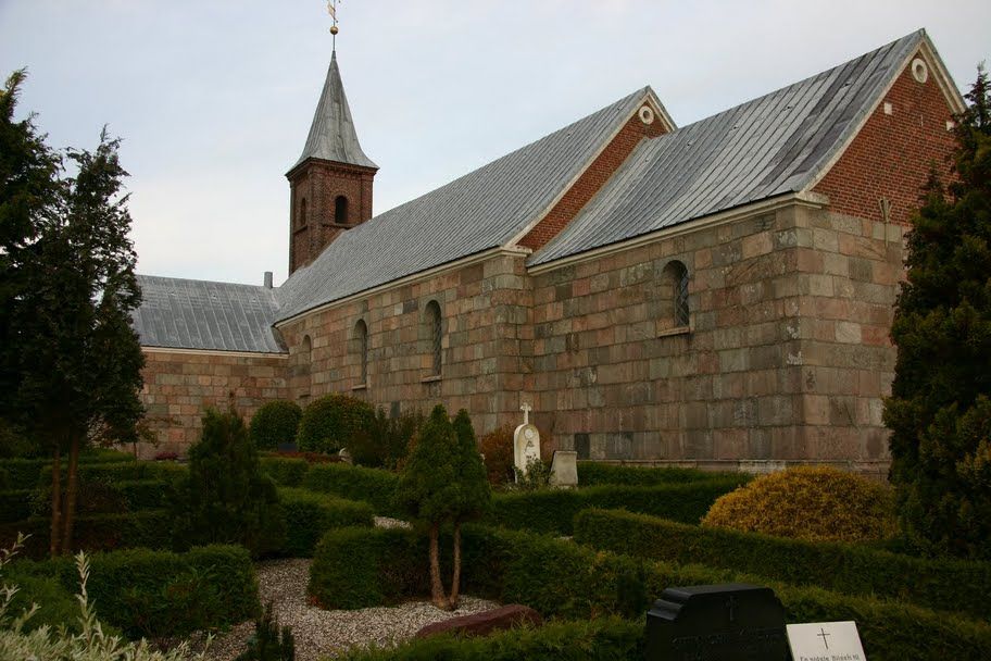 Haslund kirke set fra kirkegården